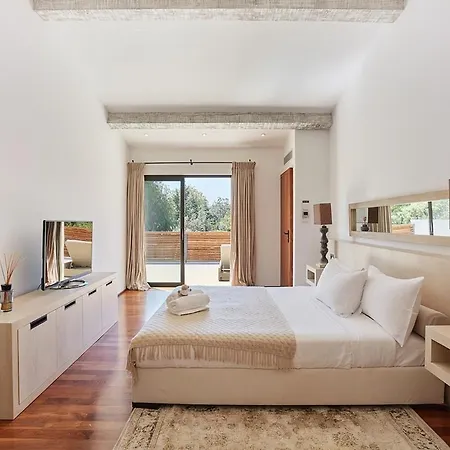 Villa Fortune, *