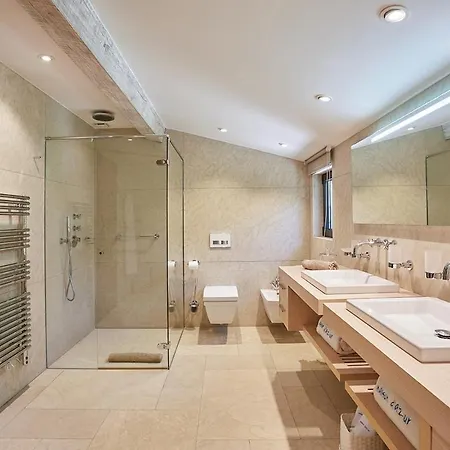 Villa Fortune, *
